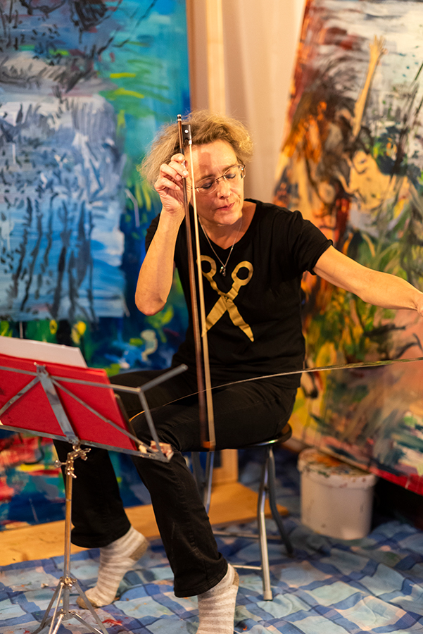 Salonparcours, Martina Gasser, Singende S�ge, Musical Saw, Foto:  Nick Mangafas, Salonparcours